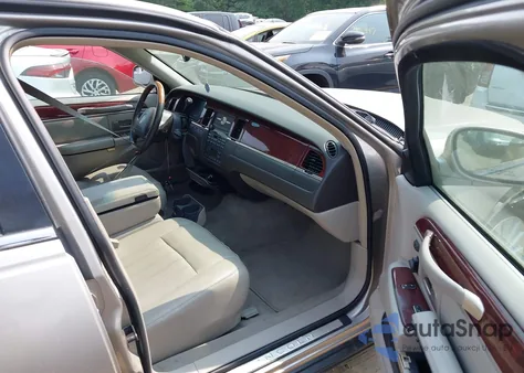 2003 Lincoln Town Car Signature from USA, damaged, VIN 1LNHM82W43Y630712